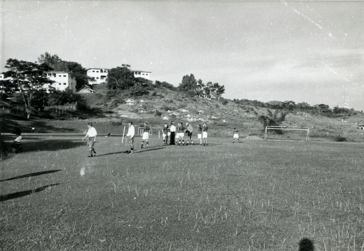 Mannskapet på T/S 'Kingsville' (b.1956, Lithgows Ltd., Port Glasgo), spiller fotball.