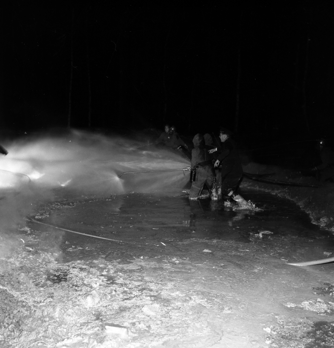 Brandövning vid Carlfors bruk på Stensholm i Huskvarna den 3 oktober 1956.