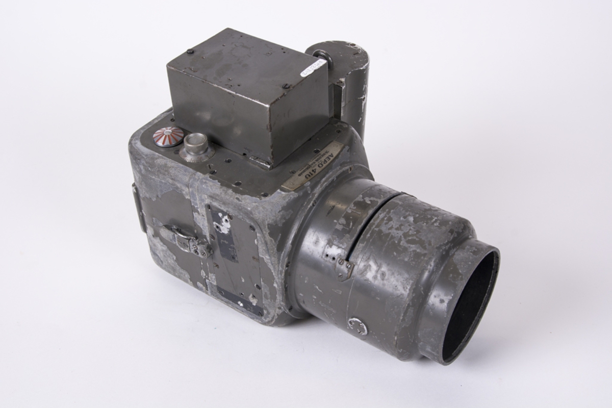 Handkamera HK 7,  Aero 410. 
Kameran består av kamerahus samt objektiv f 12,5 cm.