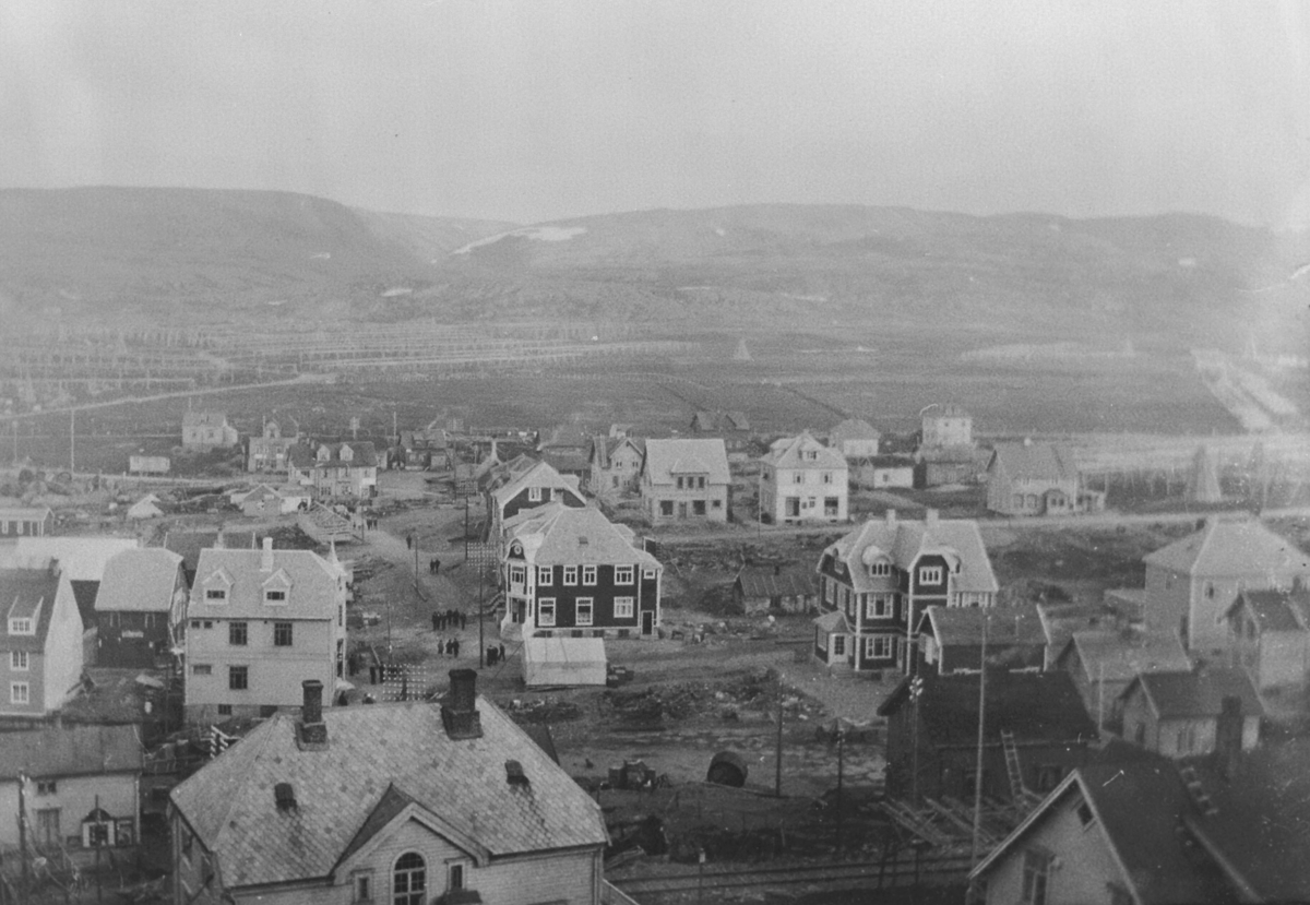 Været i Berlevåg oppbygget etter brannen i 1928. Bildet er tatt fra St.Haugen mot Løkvikdalstranga ( mellom Revnestoppen og Vedalsfjelle).