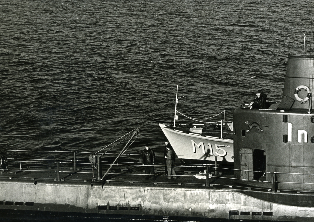 Minfartyg M15 intill U-båten Illern tagits från helikopter.