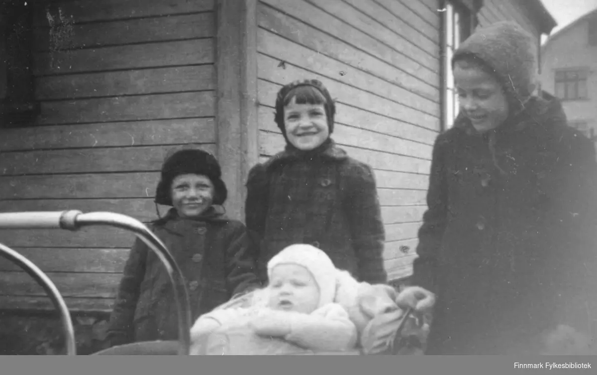 Barn fotografert i Vadsø 1943. Fra venstre: Grethe Berg, Bjørg og Gerd Kvam, og i barnevogn Bjørn Kurt Busk