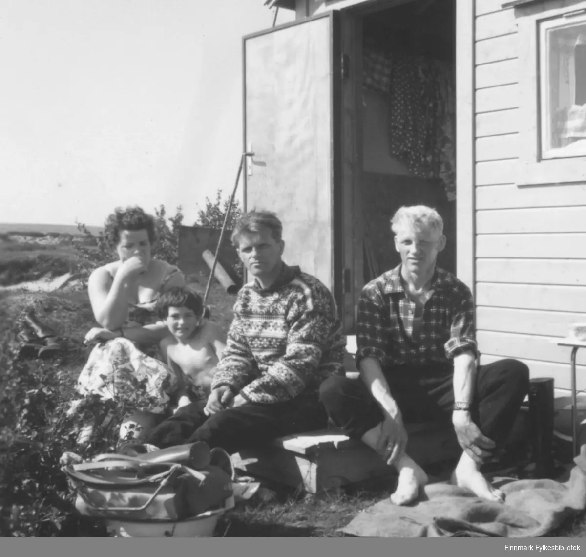 I 1960 var Erling og Bjarne Feldt på fisketur i Ridelva, og var på besøk hos familien Ebeltofts hytte. Fra venstre: Ragnhild og Torill Ebeltoft, Erling og Bjarne Feldt