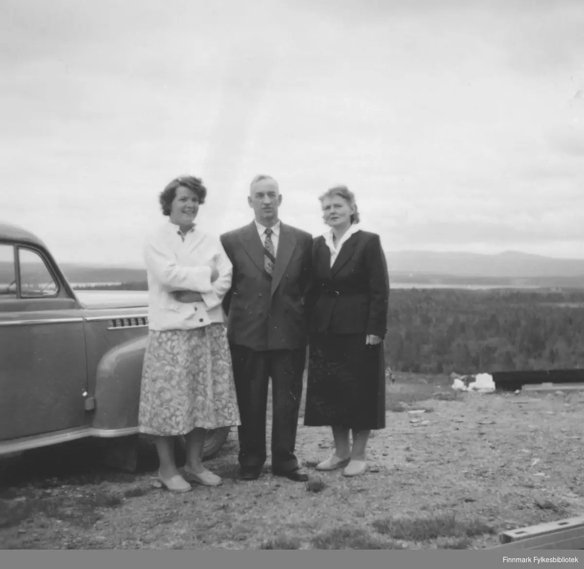 På tur i Sør-Varanger, ca 1959-1960. Fra venstre: Ragnhild Ebeltoft, Sigfred og Mary Rognlid. Landskapet minner om Pasvik
