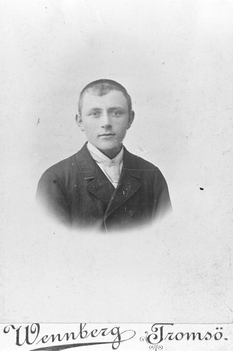 Halvkroppsportrett av en ung mann, Albert Marinius Johnsen.