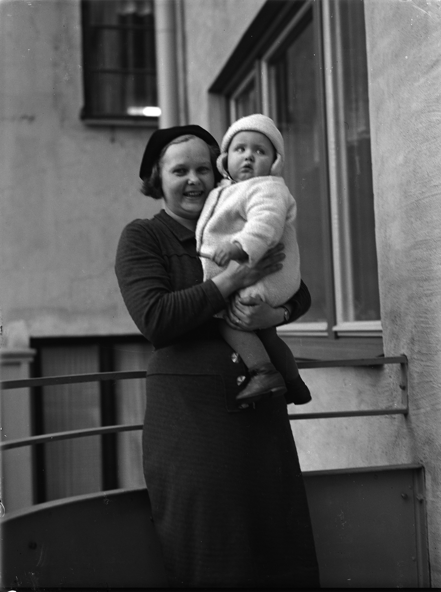 Kvinna och barn, Uppsala 1938