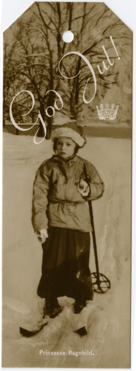 Pakkelapp med fotografi av Prinsesse Ragnhild på ski.