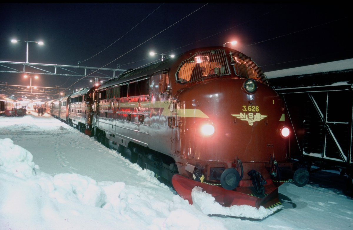 Nattog til Bodø på Trondheim stasjon med to dieselelektriske lomotiver NSB type Di 3.