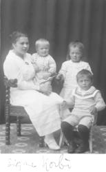 Portrett av Signe Eugenie Korbi med sine tre mindre søsken. 