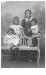 Portrett av ukjente barn, trolig søsken. De er alle kledd i 