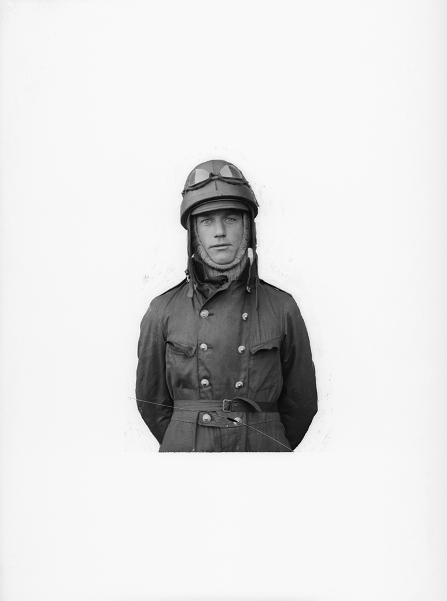 Porträtt av löjtnant Hugo Montgomery, militär flygförare.  Maskerat foto.