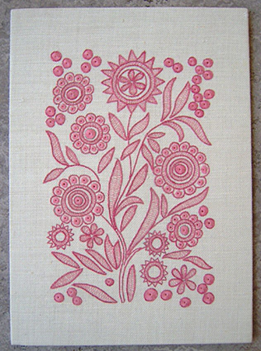 Bonad/broderad tavla i halvblekt/vitt linnetyg med broderi i rosa lingarn och moulinégarn utfört i stjälksöm, ögonstygn och flätsöm. Mönstret i form av stiliserade blommor och blad är inspirerat av en broderad kjolsäck från Bjursås. Modellnamn "Rosemarie".
WLHF 995:1 - Tavla. Broderiet är fäst på en pappskiva med lim. Material: Hellinne. Ling. 16/2 Moulineg.
WLHF 995:2 - Linnetyg kypert, med påbörjat broderi. Mått: 450x380 mm.
WLHF 995:3 - Provlapp, linnetyg i tuskaft med broderad blomma. Mått: 120x100 mm.
WLHF 995:4 - Provlapp, linnetyg i kypert broderi, blomma och blad i rosa och orangerött. Mått: 180x50 mm.