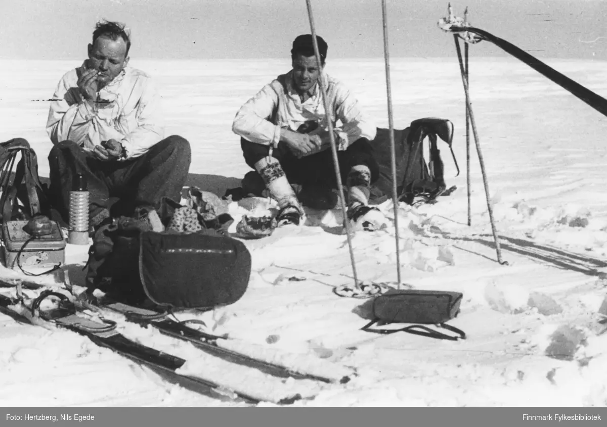 Våren 1948 ble det foretatt en befaring Vadsø - Smalfjord - Sjursjok - Ifjord - Bekkarfjord - Hopseidet - Mehamn - Kjøllefjord - Vadsø. Med på turen var Nils. E. Hertzberg, Johannes Foslund, Godtfred Karlsen. Se bildene 313-324. Kafferast på det høyeste punkt. Vindstille og stekende sol. Fra venstre: Johannes Foslund og Godtfred Karlsen.