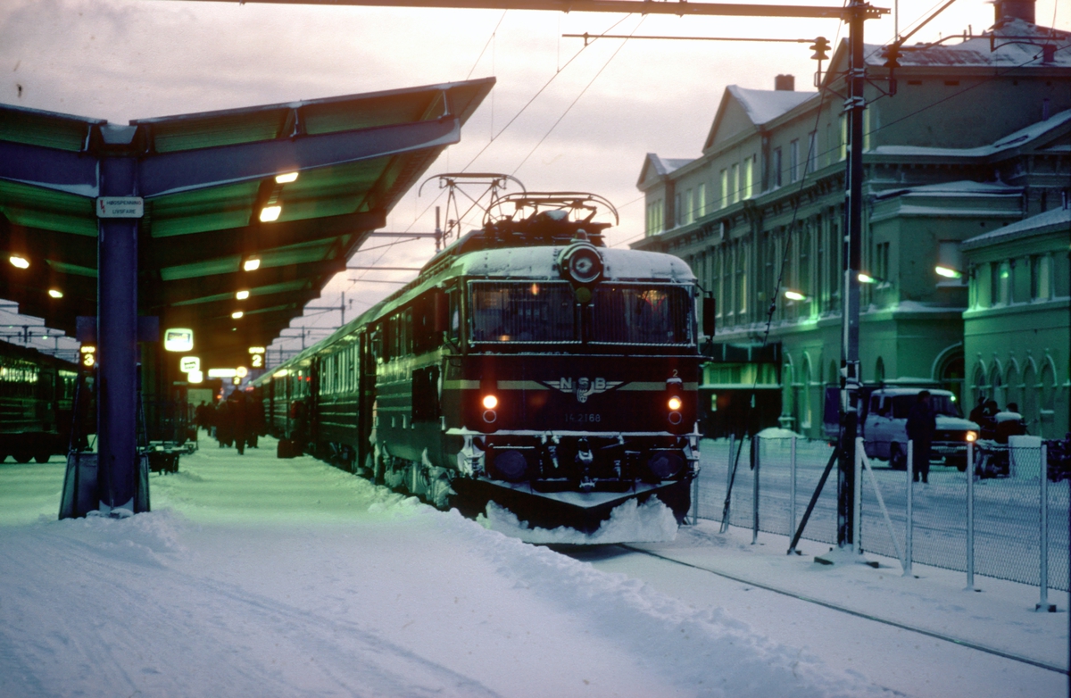 NSB ekspresstog 42 Dovreekspressen til Oslo S står klar til avgang på Trondheim stasjon med elektrisk lokomotiv El 14 2168.
