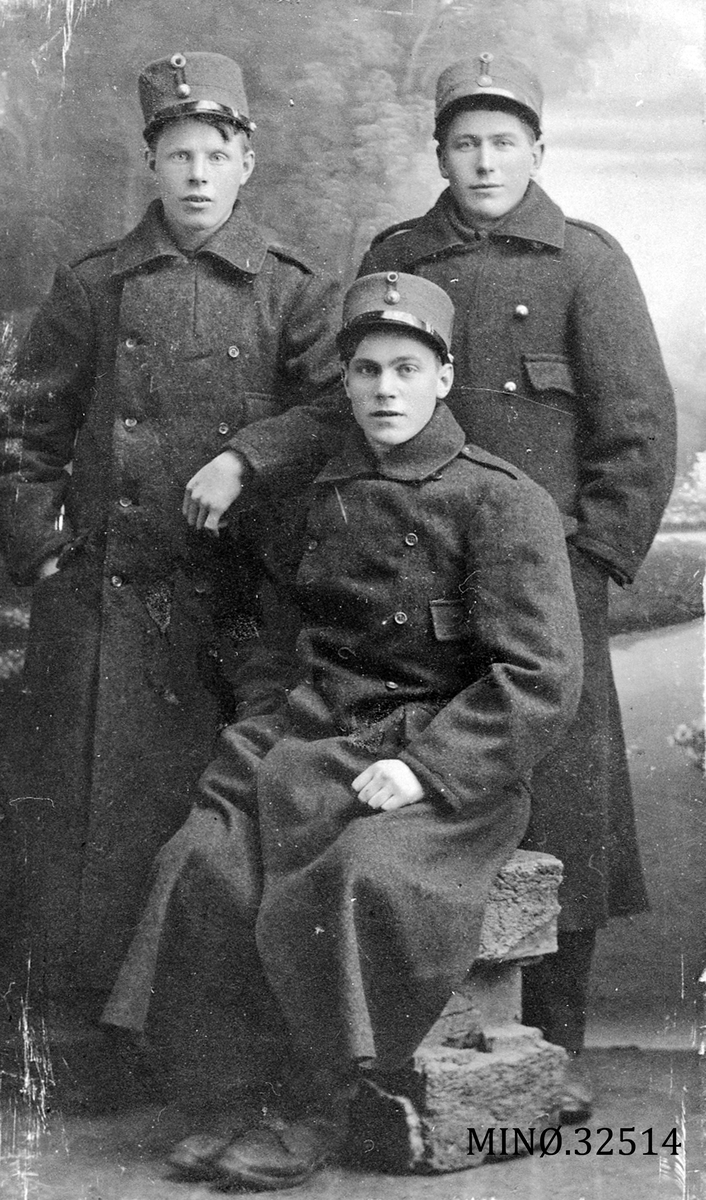 Tre unge menn i uniform.