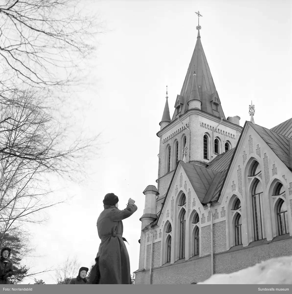 Reklamskyltarna för alpina SM i Sundsvall blåste ner från Skönsmons kyrka.