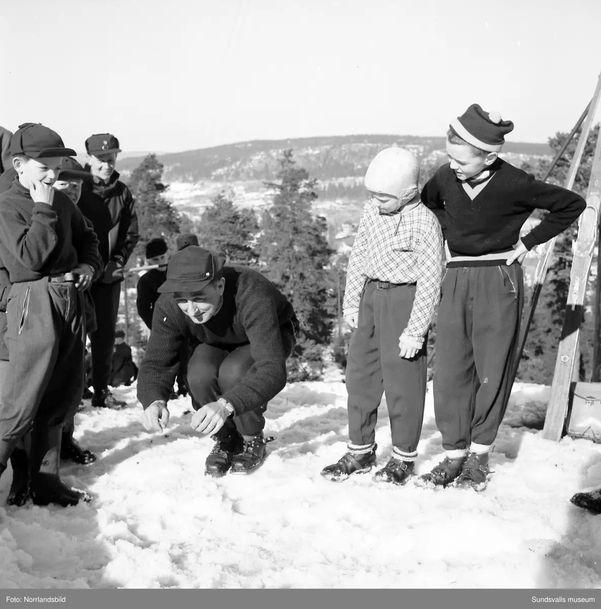 En stor bildserie från Ungdomens vinterspel i Sundsvall 1953. Längdskidor, backhoppning (i Vidarbackarna vid LV5), utförsåkning samt prisutdelning.