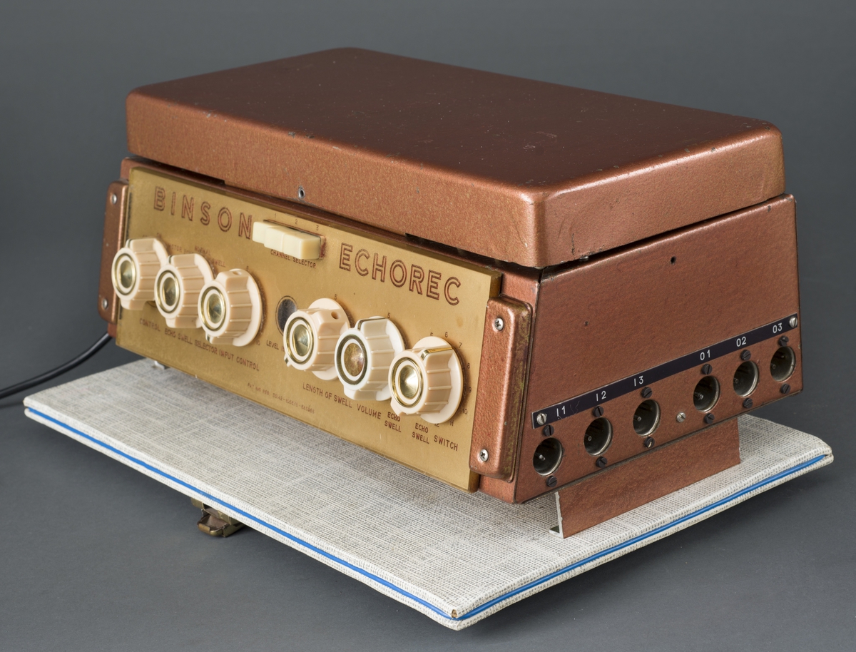 Ekkomaskin i kabinett av metall med GoldPlexi-frontpanel montert i bærbar koffert.