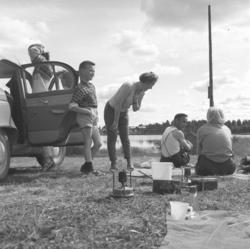 Familien Jensen og familien Jacobsen tar seg en rast. Fra fe