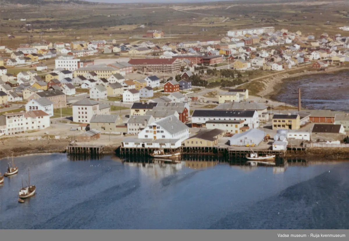 Flyfoto av Vadsø, 1963. Havna og sentrum sett fra vest.