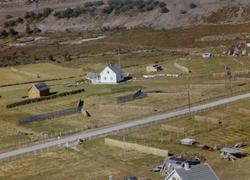 Flyfoto av Paddeby, Vadsø, 1963. Det hvite huset med fjøspåb