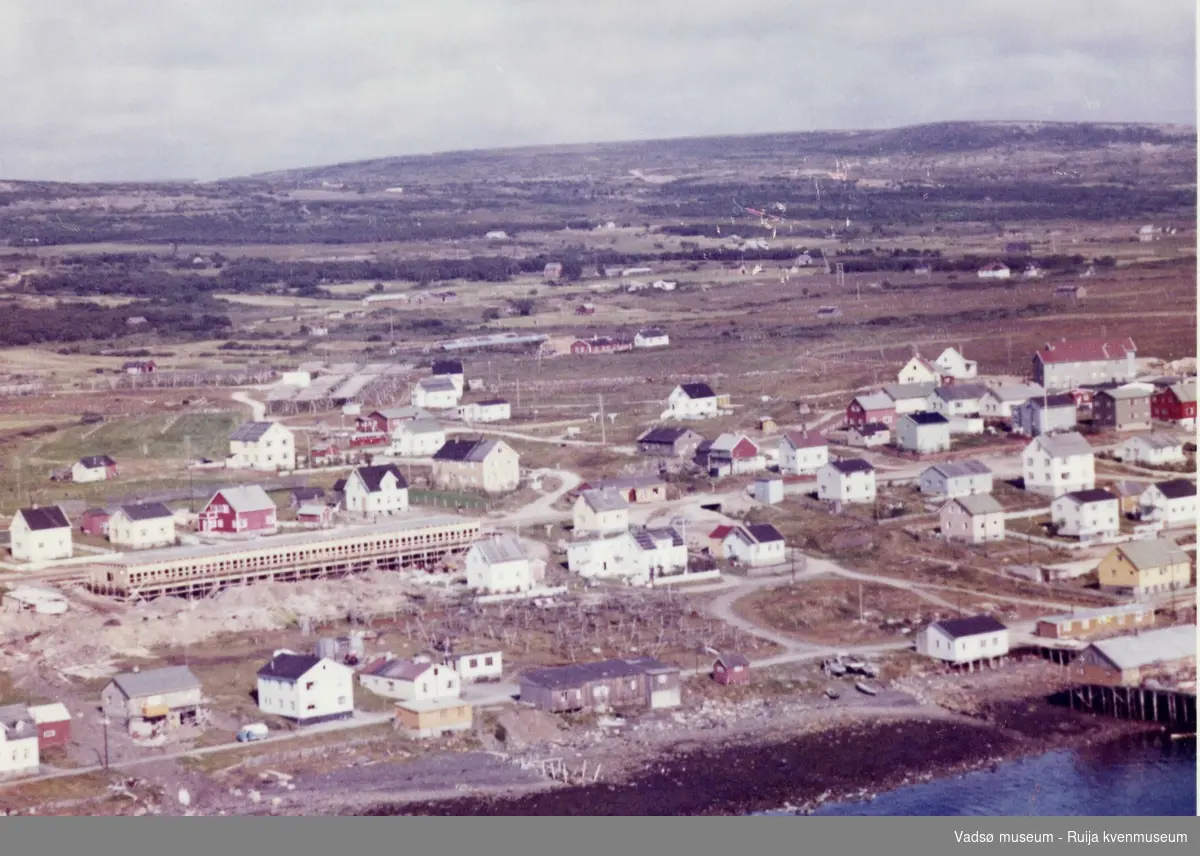 Flyfoto av Vadsø,
 1953.  Indrebyen sett fra sørvest. Anlegget under bygging er Varanger Kraft.