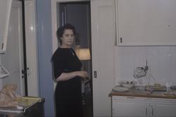 Aase Jacobsen på kjøkkenet. Hun har helt mørke/sorte klær på