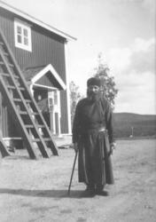 Fotografi av en munk. Han har skjegg og er kledt i en mørk k