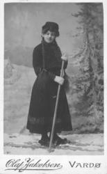 Fotografi av sansynelig Aagot Sofie Jacobsen fra Vardø. Hun 