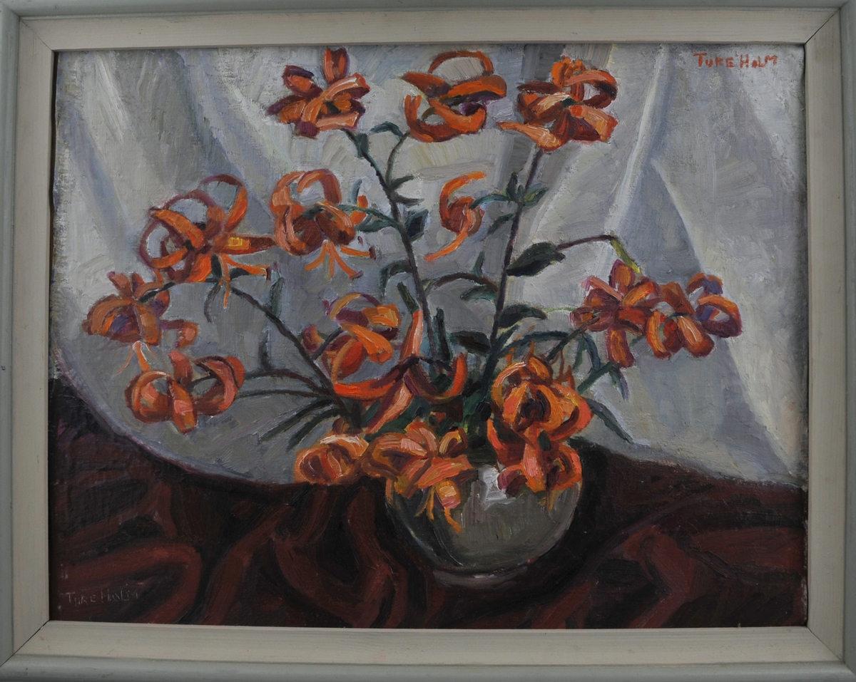 Stilleben; orange blomar i ein rund vase oppå eit bord.