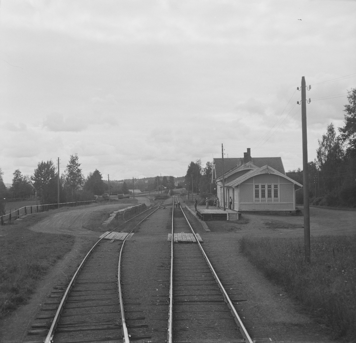 Kolbu stoppested på Skreiabanen . Utsikt fra bakerste vogn i A/L Hølandsbanens veterantog fra Eina til Skreia.