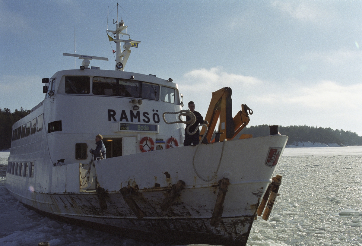 RAMSÖ lägger till vid Ingmarsö sö. brygga.
Skärgårdsprojektet 2003-2004
Fotodatum 9 mars 2004