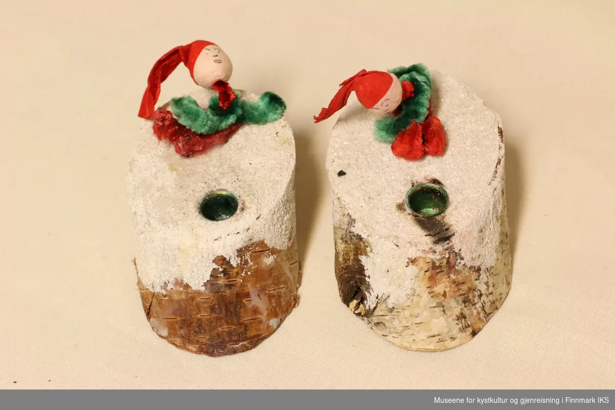 Julepynt. Lysestaker av trestamme (delvis hvitmalt) med nisse av piperensere  (hoder av papp, luer av krepp-papir).
