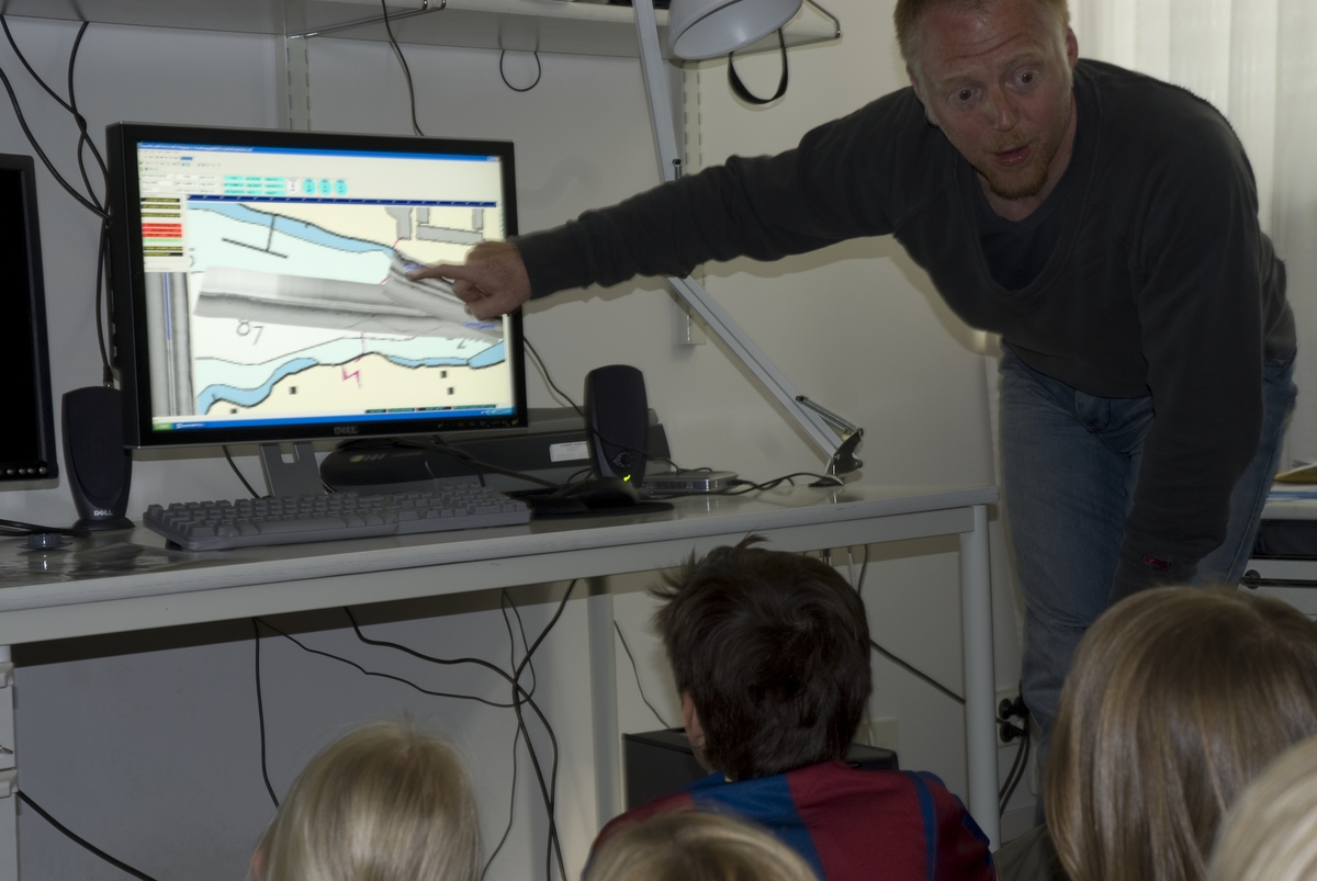 Marinarkeologisk pedagogik, maj 2008.
Jens visar resultatet av sonarmätningen.