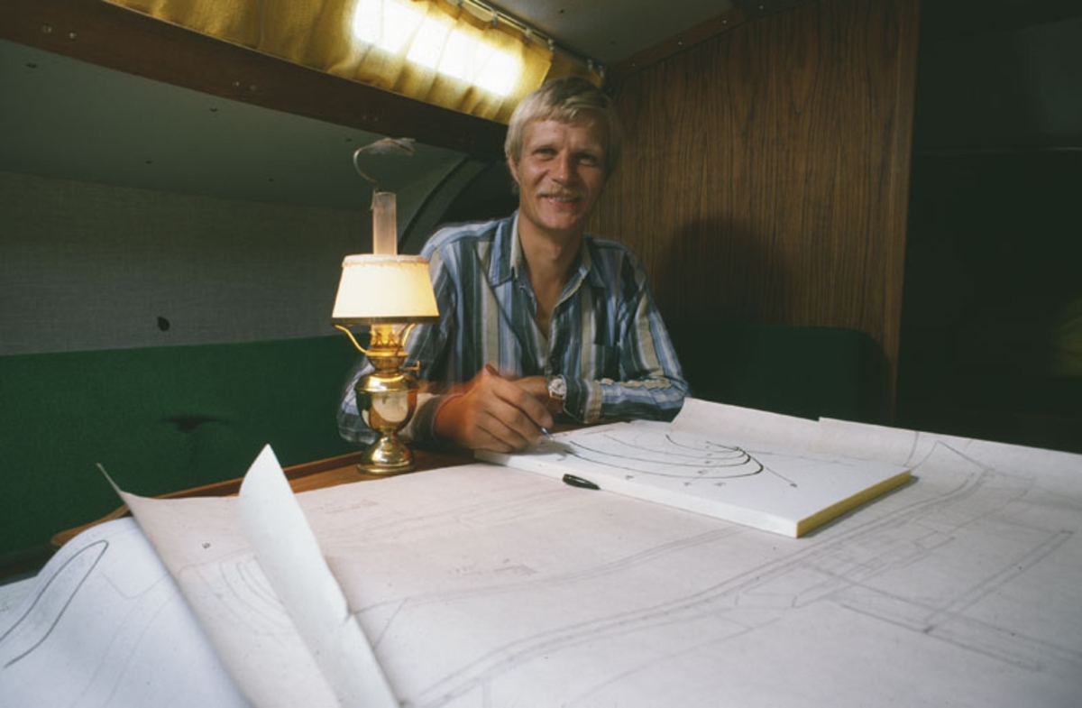 Konstruktören Peter Norlin med ritningar vid salongsbordet i Scampi 30.