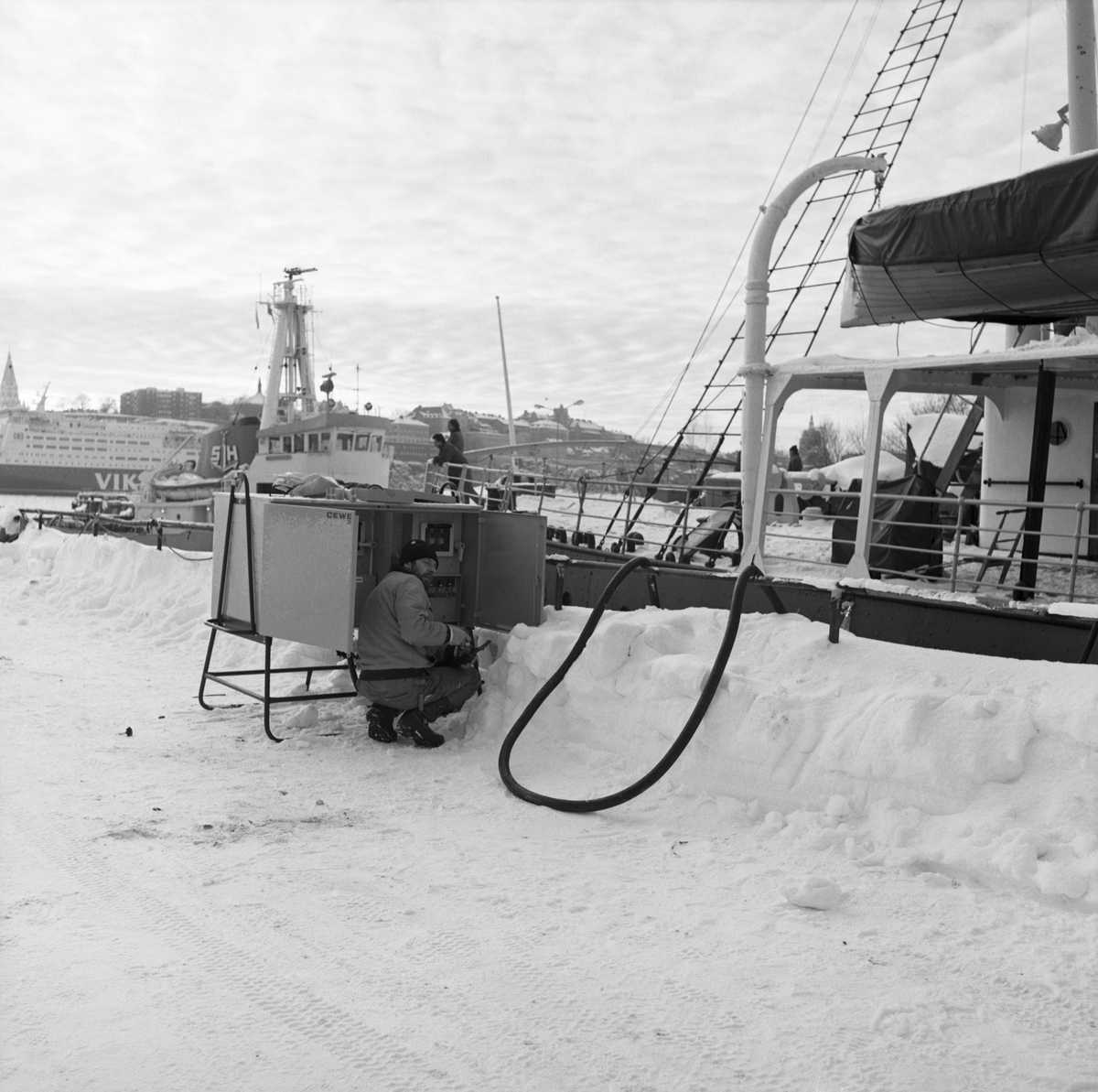 Foto av isbrytaren Sankt Erik vid kaj under vintern 1987.