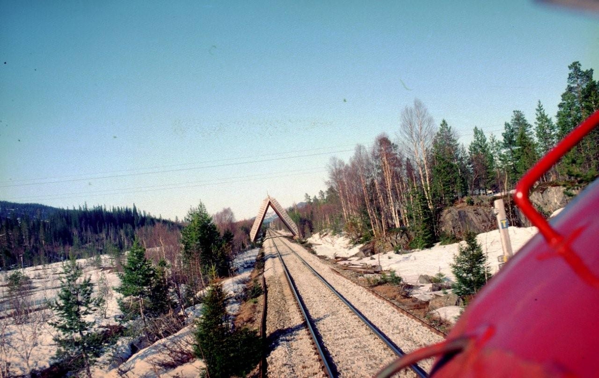Godstog 5793 nærmer seg kryssingspunktet med taubanen fra Skorovatn, Skorovas Gruber til Kongsmoen. Mellom Lassemoen og Brekkvasselv.