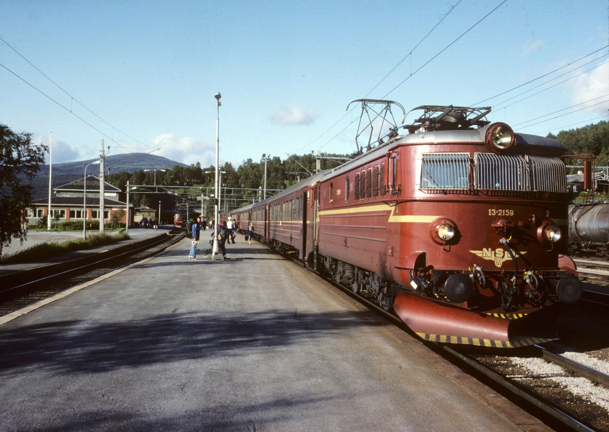 Ekspresstog 44, Trondheim - Oslo, med  El 13 2159 på Dombås stasjon.