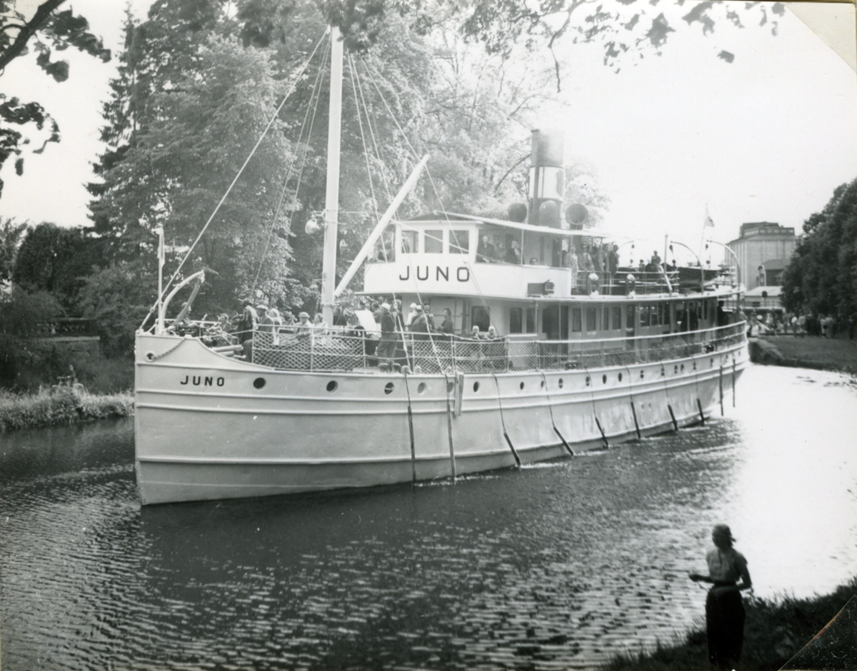 Foto Dag Almén 1952-07-19. Fartyget på Göta kanal vid Motala.