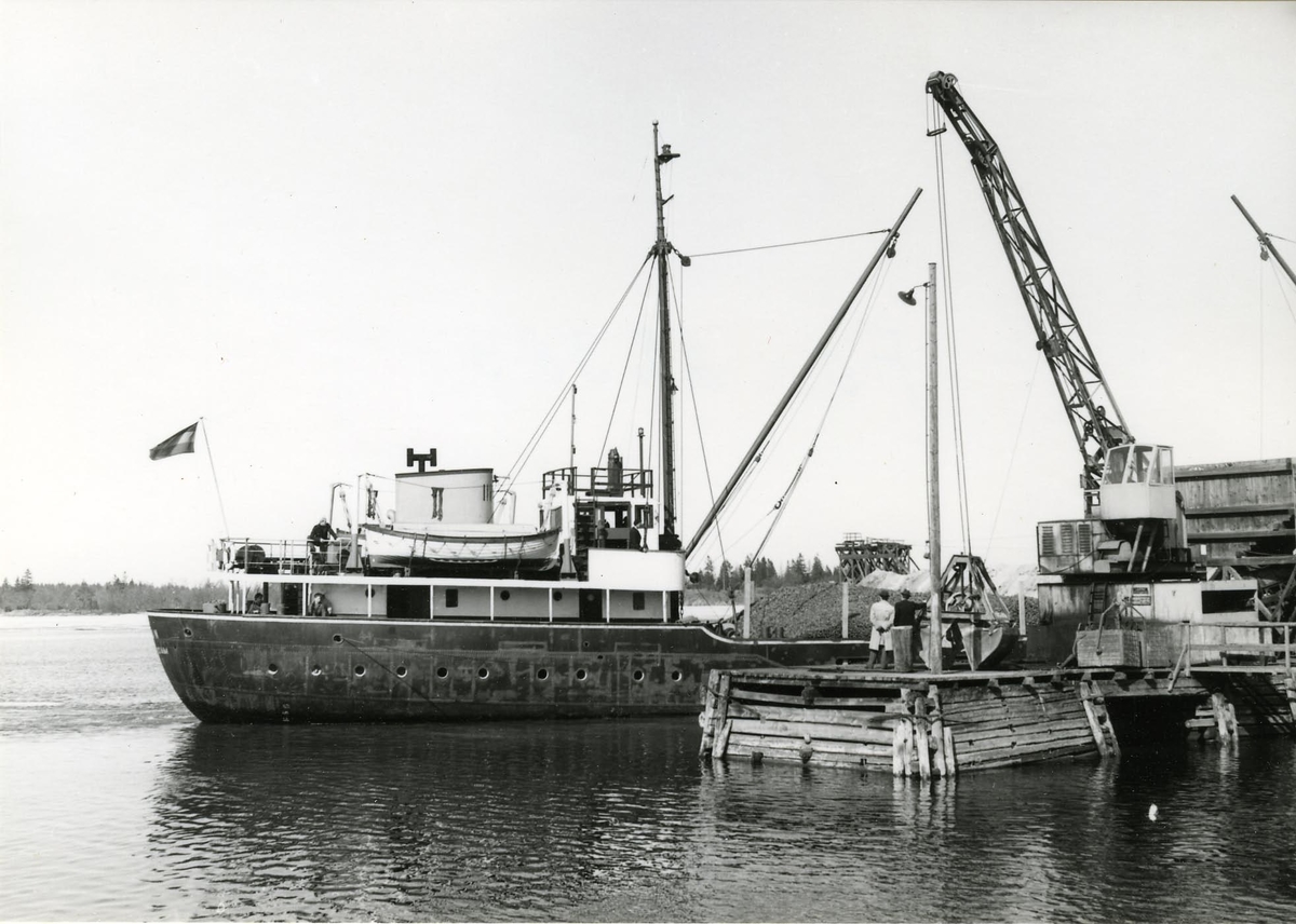 Hallstaviks hamn. Årets första koksbåt, maj 1956.