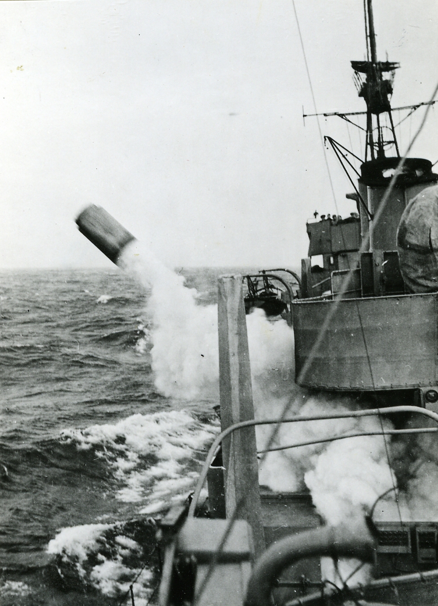 Ubåtsjakt på fregatten Nordenskjöld. Bilden visar avfyrning av sjunkbomb på styrbordssidan.