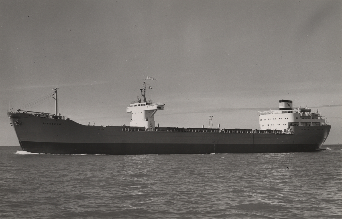 Lastmotorfartyget BISKOPSÖ av Stockholm under provresan i Öresund 14 sept. 1956.