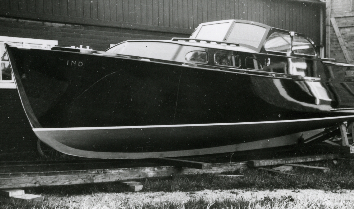 Fröbergs Båtvarv, Lidingö

IND, tillverkad vid Fröbergs Båtvarv år 1939, tillverkningsnummer 87. Beställare: ing. G D Berglund.
Konstruktör: C G Pettersson
Båtens mått: 9.40 x 2.26 m.