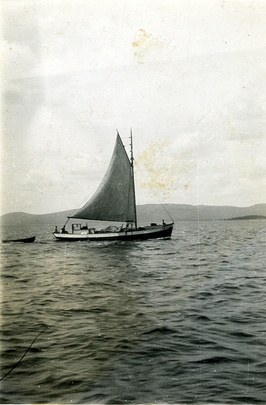 sandslupen Gärda, 11,77 reg.ton, byggd av Jonas Pettersson 1908. Fotot gåva av E.V. Pettersson, Lungön 1952.