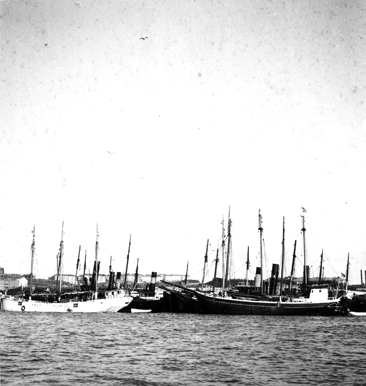 Segelfartyg och bogserbåtar liggande utanför Fiskehamnspiren, Göteborg 1940. Fil lic Gunnar Jonssons undersökningsresa till Västkusten juni 1940.