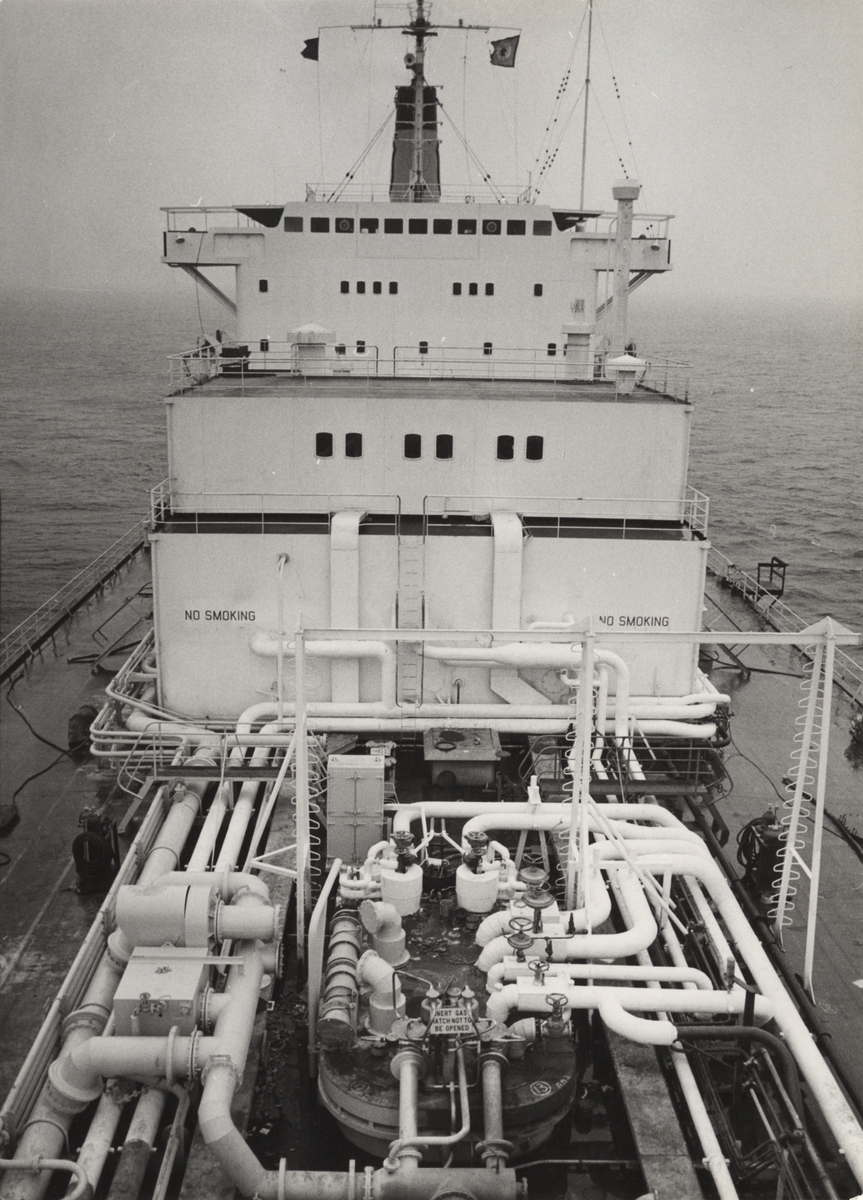 Foto visande 2:ans tanktopp framför kontrollhuset på däcket på gastankfartyget "PHILLIPS ARKANSAS" tillhörigt Piltankers Inc, Monrovia. Fartyget levererades den 20 januari 1969.