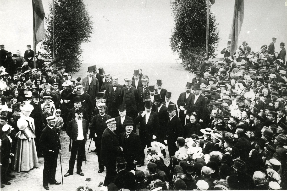 Strömstads Honoratiores hälsar kungen år 1896. Konung Oscar II och landshövding Cornelius Sjöcrona hälsar på varandra.