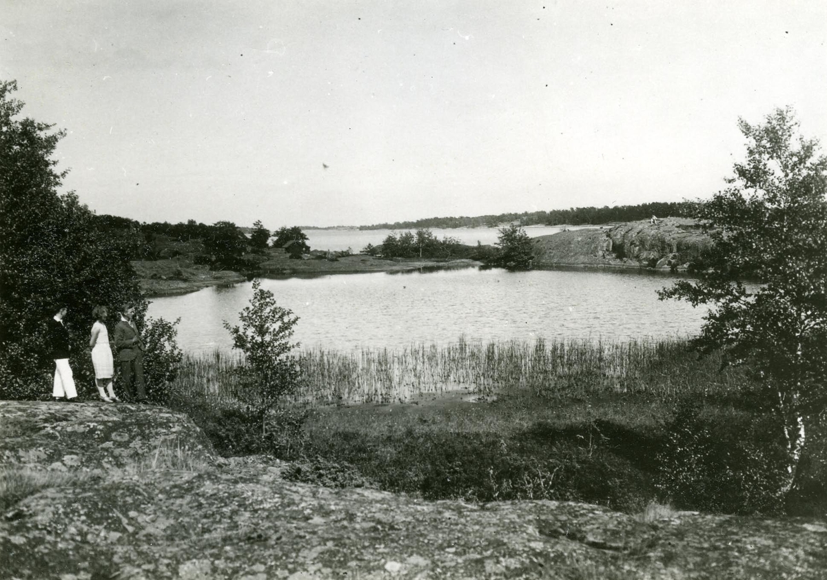 Harstena, Gryts socken, Östergötlands skärgård. Liten insjö 2 m över ...