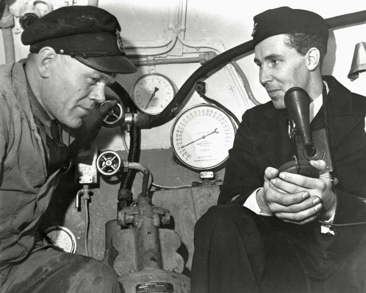 Bärgningsfartyget Belos (I).
Ubåtsklockan. Jung och maskinisten fotograferade på 20 m. djup (se djupmätaren) den 27 oktober 1942.