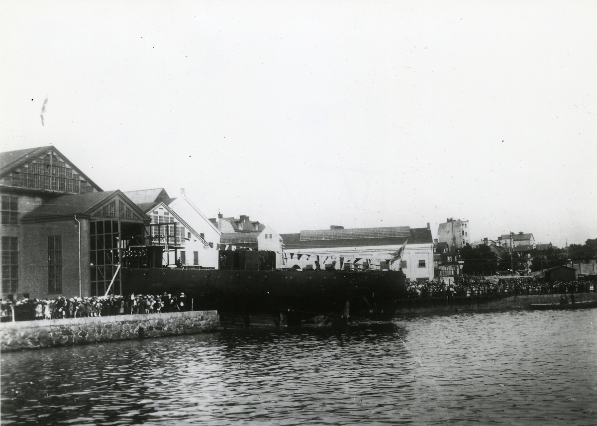 Sjösättning av jagaren Klas Uggla i Karlskrona.